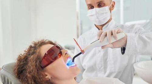 Substanță interzisă în lacurile de unghii cu gel, dar încă folosită la dentist. De ce este permisă?