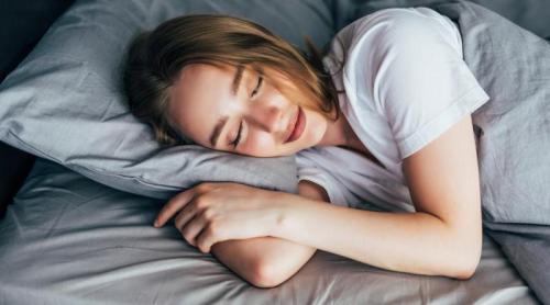 Unii oameni dorm doar 4 5 ore și se trezesc perfect odihniți. Care este secretul 