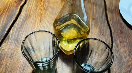 Vinul și țuica de casă, considerate sănătoase. Medicul demontează miturile despre alcool