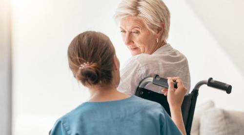 Cum pot fi prevenite căderile la vârstnici? Sistemul electronic care a redus accidentele cu 9%